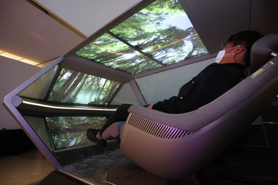 A visitor experiences future mobility themed art exhibited at the International Sculpture Festa 2021 held at the Hangaram Arts Center Museum in Seocho, Seoul, on Tuesday. This year the exhibition, celebrating its 10th anniversary, is displaying works by artists collaborating with Korean companies from Hyundai Motor to Crown Confectionery. Under the theme ‘change and chance,’ the exhibition is promoting the arts as an industry. [YONHAP] 