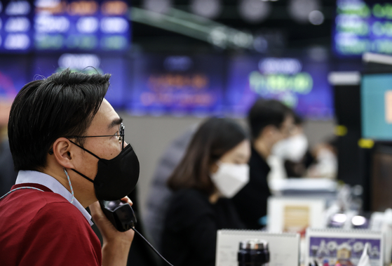 Dealing room at Hana Bank in central Seoul on Wednesday [YONHAP]