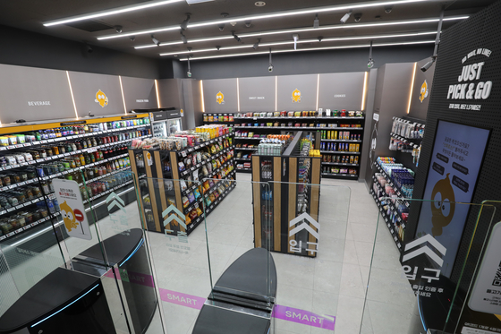 The Emart24 Smart Store, located within Coex, southern Seoul has 20 cameras that analyze visitors’ movements. [MINISTRY OF SCIENCE AND ICT]