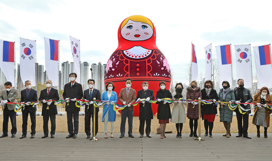 Russian Ambassador to Korea Andrey Kulik, center, Pyeongtaek Mayor Jung Jang-seon, to his right; and members of the Russian diplomatic community and the Pyeongtaek city government and city council take part in a ribbon-cutting ceremony at the Baedari Library in Pyeongtaek, Gyeonggi, on Thursday to kickstart Russian Culture Week. [PARK SANG-MOON]