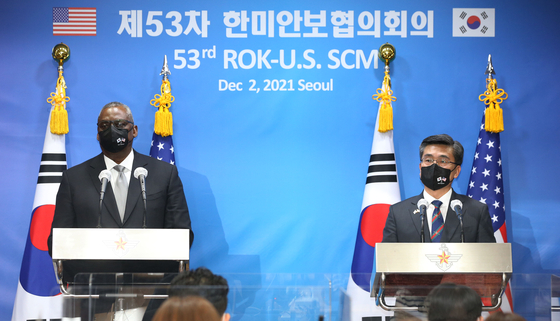 U.S. Defense Secretary Lloyd Austin, left, and South Korean Defense Minister Suh Wook hold a joint press conference following the allies 53rd annual security consultative meeting at the Defense Ministry in Yongsan District, central Seoul on Thursday. [YONHAP]