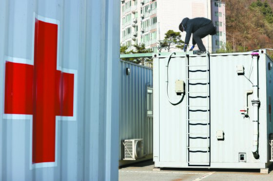 Mobile hospital units are set up in the parking lot of Seoul Seobuk Hospital in Eunpyeong District, northern Seoul, to take in critically ill patients as intensive care units in hospitals have exceeded capacity. [YONHAP]