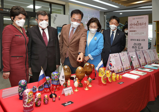 From left, Suanova Marina, wife of Russian Ambassador to Korea Andrey Kulik; Ambassador Kulik; Pyeongtaek Mayor Jung Jang-seon; and his wife Lee Seong-sook, observe the cultural objects of Russia including matryoshka dolls displayed at the Baedari Library in Pyeongtaek on Thursday at the start of Russian Culture Week. [PARK SANG-MOON]