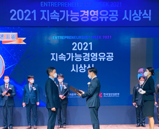 Yoon Sung-tae, vice chairman of Huons Global, front left, is awarded a commendation from the Ministry of Trade, Industry and Energy on Wednesday in acknowledgement of the company’s environmental, social and governance (ESG) management efforts. Huons Global set up a dedicated ESG management team that helps the company come up with sustainable business strategies in line with the changes in the global market environment. [HUONS GLOBAL]