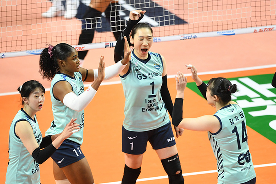 GS Caltex Seoul Kixx players celebrate after scoring against Incheon Heungkuk Life Pink Spiders on Saturday at Jangchung Gymnasium in central Seoul. [SCREEN CAPTURE] 