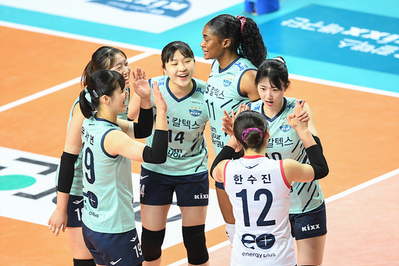 GS Caltex Seoul Kixx players celebrate after winning against Incheon Heungkuk Life Pink Spiders on Saturday at Jangchung Gymnasium in central Seoul. [SCREEN CAPTURE] 