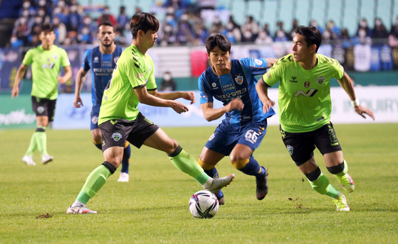 Seul Young-woo of Ulsan Hyundai breaks through Jeonbuk Hyundai Motors's defense on Nov. 6 at Jeonju World Cup Stadium in Jeonju, North Jeolla. Jeonbuk eventually won the match 3-2. [KLEAGUE]