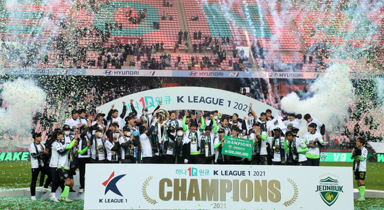 Jeonbuk Hyundai Motors celebrate winning the K League title on Sunday at Jeonju World Cup Stadium in Jeonju, North Jeolla. [NEWS1]