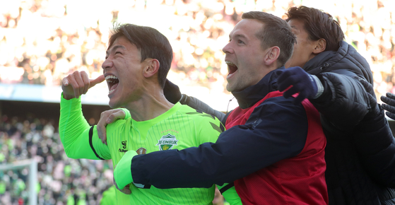 Han Kyo-won, left, celebrates scoring Jeonbuk Hyundai Motors' first goal against Jeju United at their last match of the season on Sunday at Jeonju World Cup Stadium in Jeonju, North Jeolla. [NEWS1]