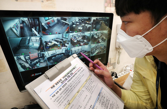 A Ministry of Education official checks a hagwon (cram school) in Daejeon for any violations of Covid-19 regulations on Monday. [NEWS1]