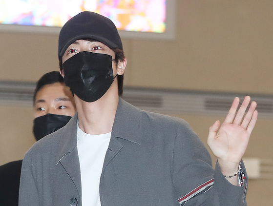 BTS member Jin enters Korea via Incheon International Airport on Dec. 6. [PARK CHAN-WOO]