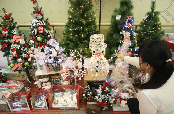 Christmas items on sale at a retail store in Jung District, Seoul on Tuesday. Christmas decoration sales have spiked, with more people planning to hold Christmas parties at home this year due to the persistence of Covid-19 and the emergence of the Omicron variant. According to the retail industry, Christmas decoration and house party utensil sales have increased at double-digit rates. At Lotte Mart, sales of these items increased 21.6 percent in November on year. At E-mart, they were up 14 percent and Homeplus 29 percent. [NEWS1]
