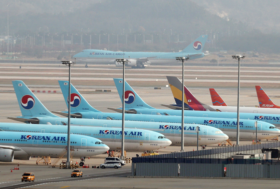 Korean Air's flights at Incheon International Airport in November. The merger with Asiana Airlines is expected to take longer as antitrust regulators in major flight destinations including EU and Japan has not yet reviewed the Korean airliner's application. [YONHAP] 