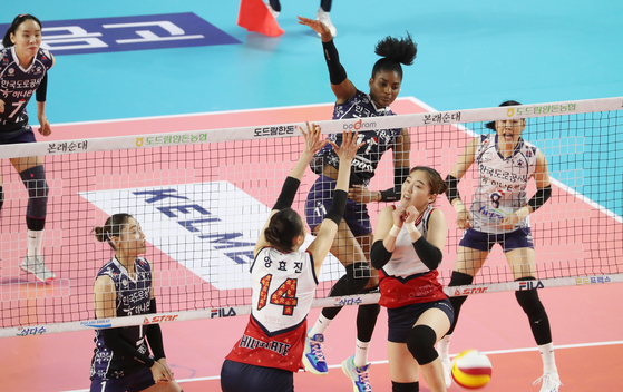 Kelsie Payn of Korea Expressway Corporation Hi-pass attacks against Suwon Hyundai Engineering & Construction Hillstate on Tuesday at Gimcheon Indoor Stadium in Gimcheon, North Gyeongsang. [YONHAP]