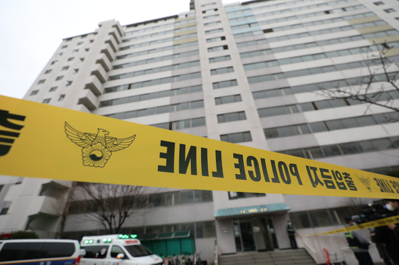 Police tape surrounds an apartment complex in Goyang, Gyeonggi, where Yoo Han-gi, a key suspect in a land scandal allegedly involving Lee Jae-myung, the presidential candidate of the ruling Democratic Party, was found dead in an apparent suicide on Friday. [NEWS1]