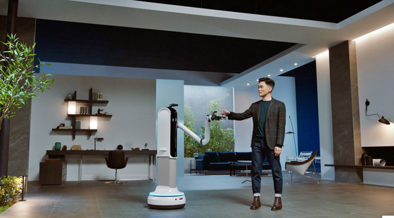 Sebastian Seung, head of Samsung Research, receives a cup from Handy, a new robot unveiled during CES 2021. [SAMSUNG ELECTRONICS]