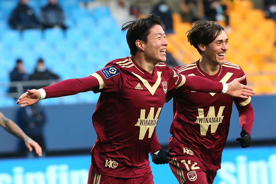 Bordeaux's Hwang Ui-jo celebrates after scoring his team's second goal during a Ligue 1 match against Troyes at Stade de l'Aube in Troyes, France on Sunday. [AFP/YONHAP]