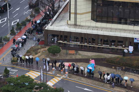People wait in line to get tested for Covid-19 at a public health center in Songpa District, southern Seoul, on Friday. [YONHAP]