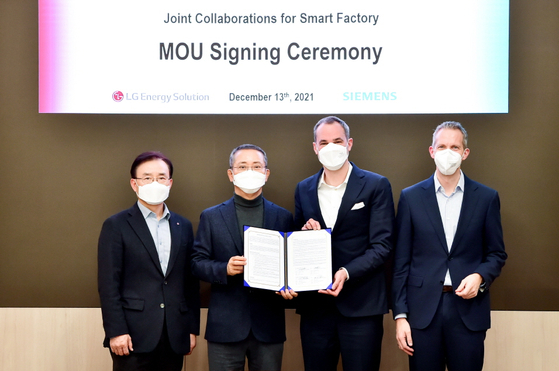 LG Energy Solution CEO Kwon Young-soo, second from left, and Cedrik Neike, CEO of Siemens' Digital Industries, third from left, pose at LG Energy Solution's headquarters in Yeouido, western Seoul on Tuesday after signing a memorandum of understanding on a smart factory partnership. 