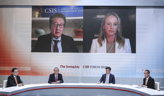 Panelists speak at the JoongAng Ilbo-CSIS Forum 2021 Tuesday, with Korean participants gathered at the JTBC Studio in Ilsan, Gyeonggi, and U.S. participants joining in virtually to discuss this year’s theme of “The Biden Era and Korea's Global Strategy.” Victor Cha, left, CSIS senior vice president and Korea chair, and Katrin Fraser Katz, join by video conference a session with Korean experts including Wi Sung-lac, foreign policy adviser for the Democratic Party’s presidential campaign, and Kim Sung-han, foreign policy adviser for the People Power Party’s presidential campaign. [KIM SEONG-RYONG]