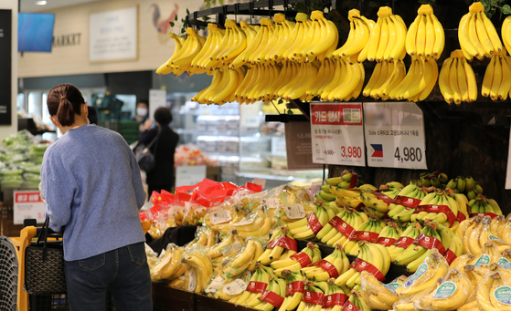 A visitors shops for bananas, imported from Philippines, at a discount mart in Seoul. [NEWS1]