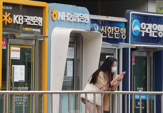 ATM machines of banks lined up in Seoul [YONHAP]