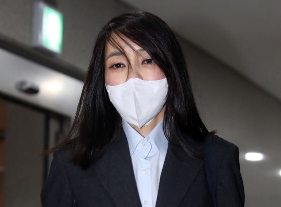 Kim Keon-hee, wife of People Power Party presidential candidate Yoon Suk-yeol, leaves her home in Seocho District, southern Seoul, on her way to work on Wednesday. [YONHAP]
