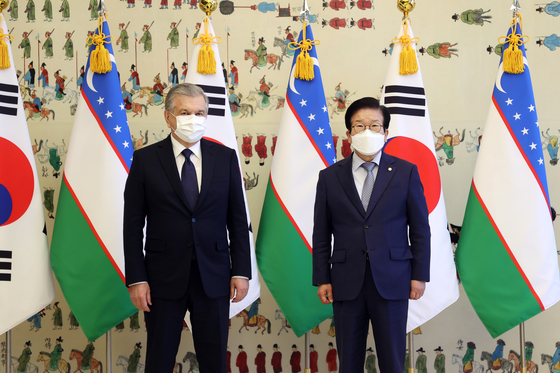 President of Uzbekistan Shavkat Mirziyoyev, left, meets with National Assembly speaker Park Byeong-seug, at the Assembly in western Seoul on Friday. The two leaders discussed cooperation in global supply chains and rare metal trading, amongst other issues. President Mirziyoyev met with President Moon Jae-in earlier on Friday at the Blue House. [NATIONAL ASSEMBLY SPEAKER'S OFFICE]