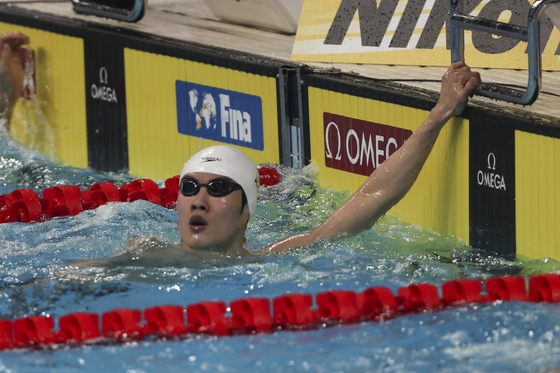 Hwang Sun-woo reacts after winning the 200-meter freestyle during the World Swimming Championships in Abu Dhabi, United Arab Emirates, on Friday. [AP/YONHAP]
