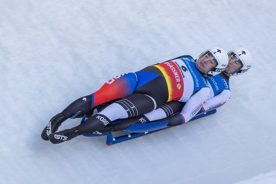 Park Jin-yong, front, and Cho Jung-myung speed down the course during the men luge double-seater competition of the Eberspaecher 5th World Cup at the Olympia Eiskanal in Innsbruck, Austria, on Saturday. [AFP/YONHAP]