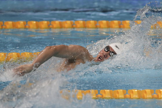 Hwang Sun-woo swims to win the 200-meter freestyle during the World Swimming Championships in Abu Dhabi, United Arab Emirates, on Friday. [AP/YONHAP]