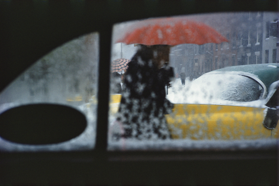 ″Red Umbrella″ (1955) [SAUL LEITER FOUNDATION]
