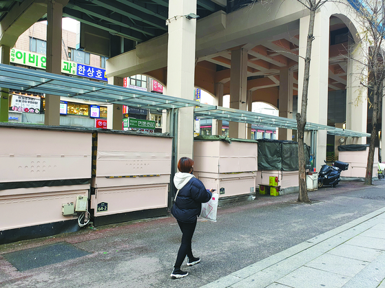 Street vendors near Nowon Station in Nowon District, northern Seoul, are closed on Dec. 15. [YANG SU-MIN]