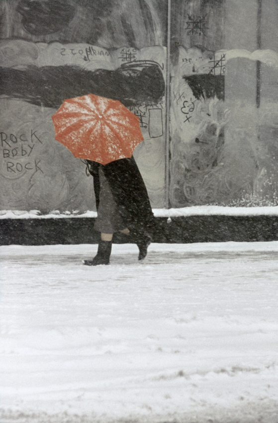 ″Red Umbrella″ (1958) [SAUL LEITER FOUNDATION]
