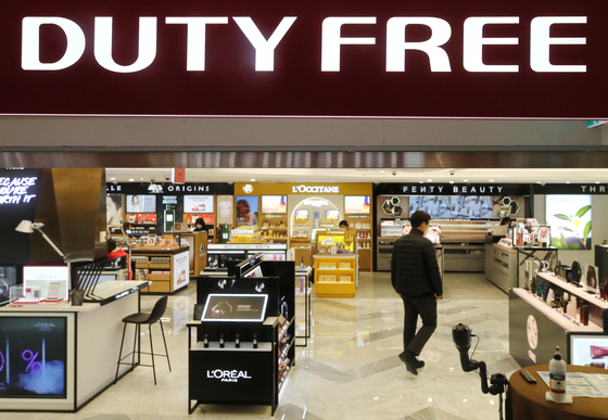 A customer looks around a duty free store in Seoul on Tuesday. The government announced it will abolish the current $5,000 duty free purchase cap applied to Koreans starting March next year, aiming to increase consumption. [YONHAP]