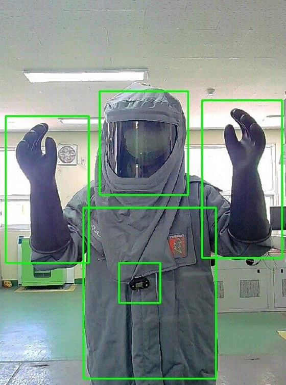A Posco employee tests an artificial intelligence system installed at the company’s steel mill in Pohang, North Gyeongsang, The new AI system checks whether Posco workers are fully equipped with protective equipment by recognizing the workers’ face, voice and equipment. The system was put in place to minimize industrial accidents, according to the steelmaker Tuesday. [POSCO]