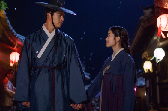TvN’s currently-airing “Secret Royal Inspector & Joy” is a fictional story about a Joseon-era undercover agent of the king and a divorcée. [TVN]