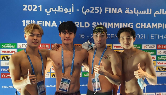 Hwang Sun-wo, second from left, poses for a picture at the FINA World Short Course Swimming Championships in Abu Dhabi, the United Arab Emirates, on Tuesday. [YONHAP]