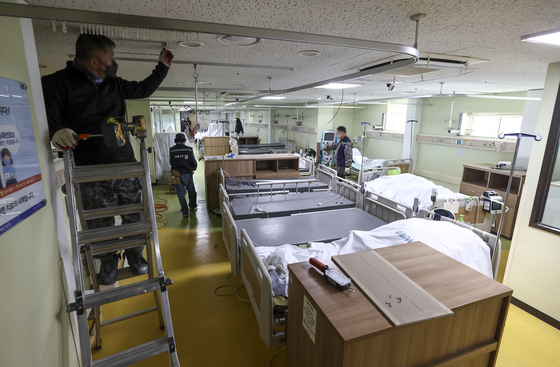 An intensive care unit is being turned into a negative pressure room in Hyemin Hospital, a recently designated Covid-19-dedicated hospital in Gwangjin District, eastern Seoul, on Wednesday. [YONHAP]