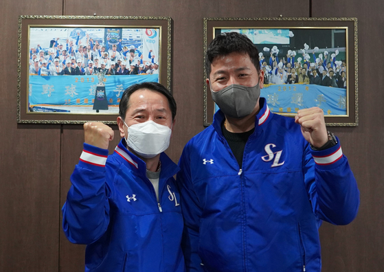 Kang Min-ho, right, poses after signing a new contract with the Samsung Lions on Friday. [SAMSUNG LIONS]