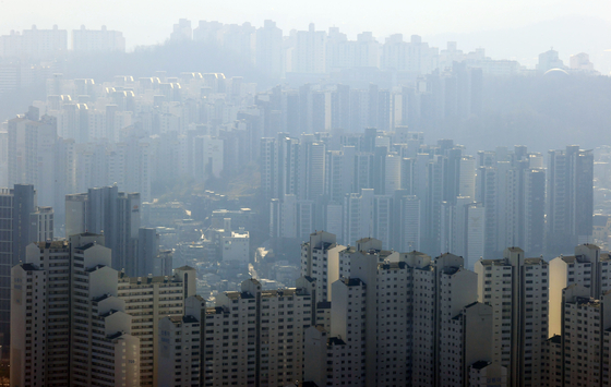 A view of apartments in Seoul from the 63 Square in Yeouido, western Seoul [YONHAP]