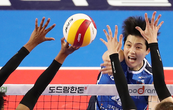Kim Hee-jin of Industrial Bank of Korea Altos plays the ball against Korea Expressway Corporation Hi-pass on Thursday at Hwaseong Sports Complex in Hwaseong, Gyeonggi. [NEWS1]