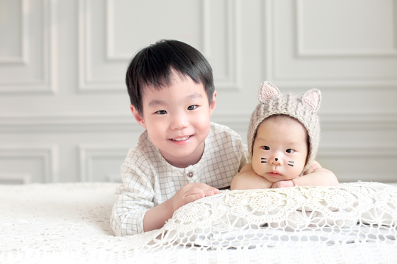 The daughter Kim Mi-na was pregnant with when she was infected with Covid-19, right, turns 100 days old on Christmas Day. [KIM MI-NA]