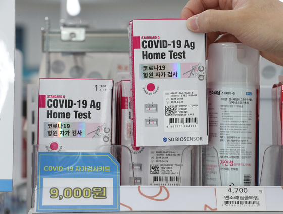 SD Biosensor's Covid-19 self-test kits are displayed at a GS25 convenience store in May. [NEWS1] 