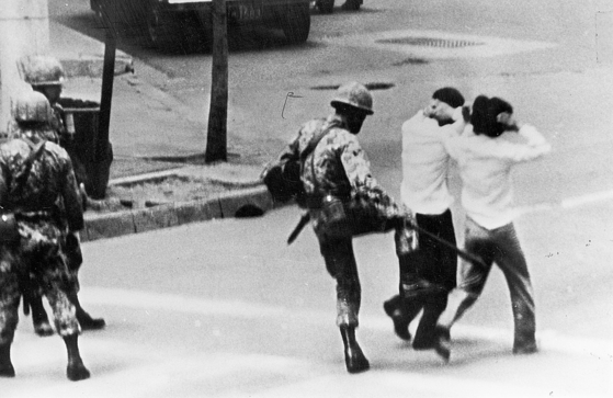 Soldiers threaten arrested protesters during the 1980 massacre of pro-democracy protesters in Gwangju, South Jeolla. [JOONGANG ILBO] 