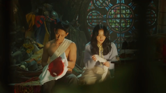Young-ro hides and nurses Soo-ho back to health. [SCREEN CAPTURE]