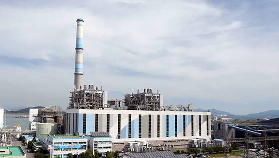 View of the Honam Coal-Fired Power Plant located in Yeosu, South Jeolla. The Ministry of Trade, Industry and Energy on Tuesday announced that Korea’s oldest coal power plant will be permanently shut at midnight on Dec. 31. Once the power plant is decommissioned, the Moon Jae-in government will be able to keep its promise of turning off 10 coal power plants during its term. The power plant, built in 1973, started off as a heavy oil thermal power plant. It was transformed into a coal-fired power plant in 1985 as a part of the government’s policy to diversify fuel supply. The is rated at 500 megawatts. [KOREA EAST-WEST POWER CO.] 