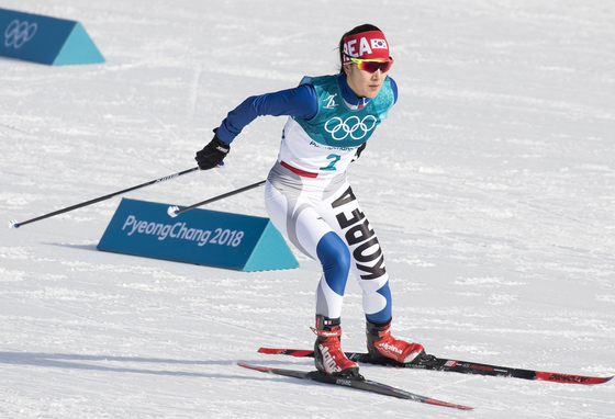 Lee Chae-won competes in the women's 10 kilometer freestyle race at the 2018 PyeongChang Winter Games on Feb. 15, 2018. She finished 51st out of 90 contestants. [YONHAP]