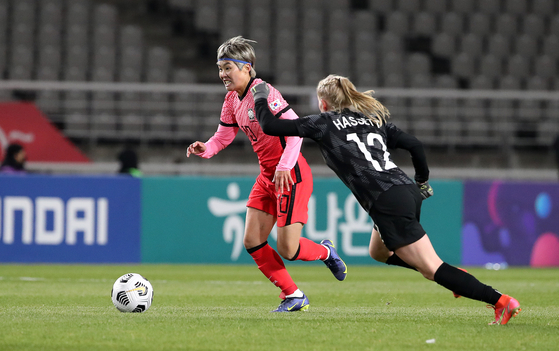 Ji So-yun, left, dribbles past the New Zealand defense in a friendly on Nov. 30 at Goyang Stadium in Gyeonggi. [YONHAP]