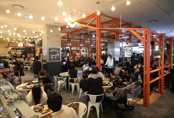 A shopping mall in Seoul is filled with visitors on Dec. 27 despite toughened social distancing guidelines laid out by the government. Consumers have started to become less affected by the government's ever-changing guidelines, data showed on Wednesday. [NEWS1]